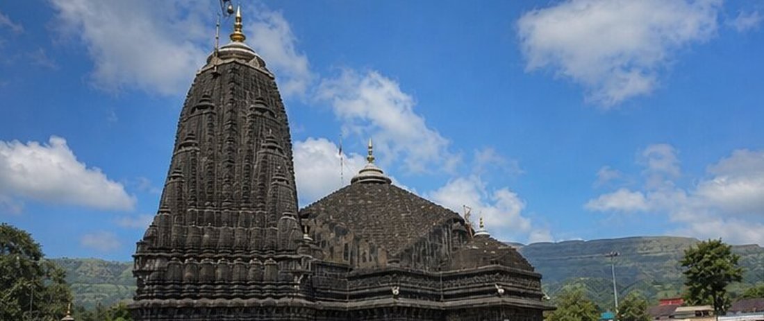 Trimbakeshwar Jyotirlinga VIP Darshan — Kushavarta Kund sacred bathing & puja, Nashik Kumbh 2027